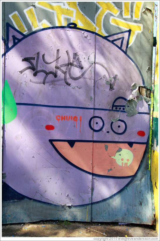 Graffiti: spherical lavender creature, perhaps a cat.  Constituci?Bellavista neighborhood.