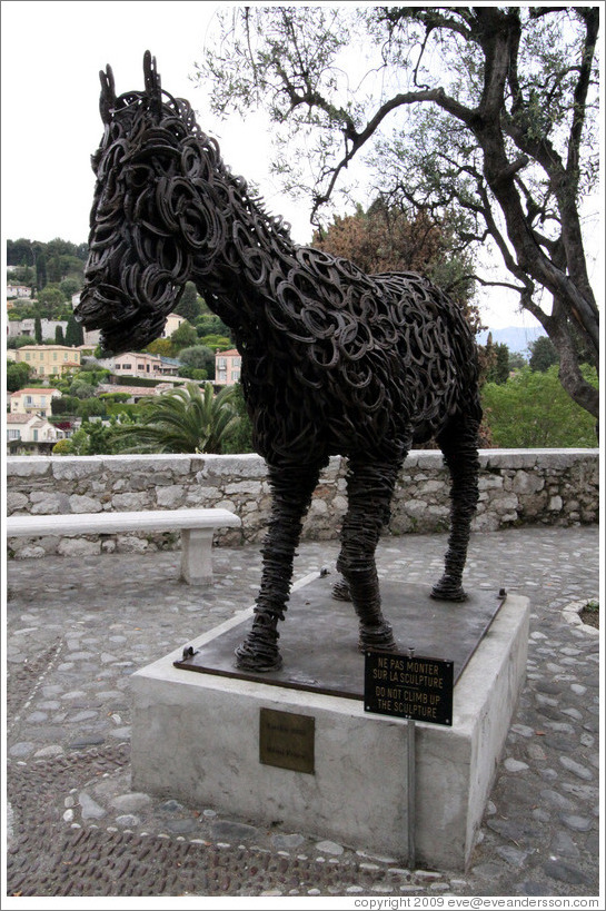 Lucky, a horse sculpture made of horseshoes, by R? Pesce (1993).