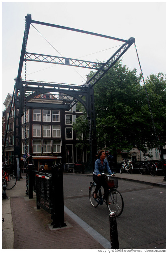 Drawbridge on Staalstraat, over Kloveniersburgwal, Centrum district.