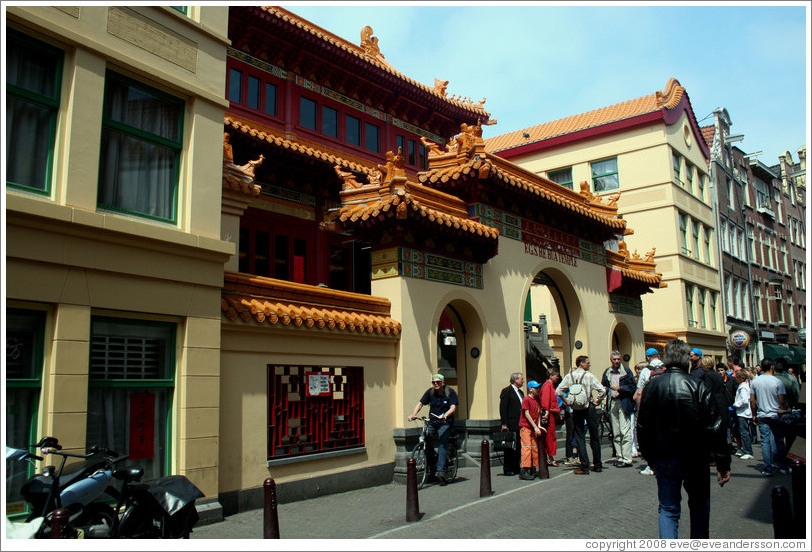 Fo Guang Shan He Hua temple, a.k.a. Zeedijk Tempel, Red Light district.